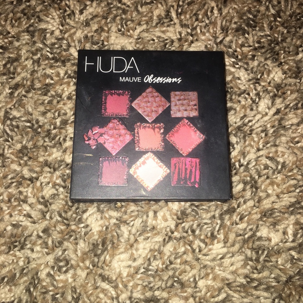 HUDA eyeshadow palette. Mauve obsessions palette